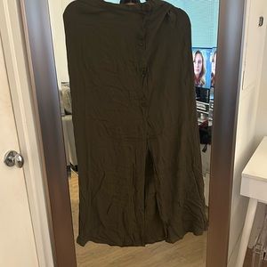 Dark hunter green maxi skirt with button and slit